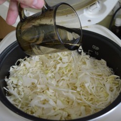 название картинки Тушеная капуста с сосисками в мультиварке