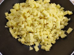 Тушеная картошка на сковороде