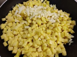 Тушеная картошка на сковороде