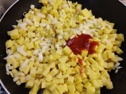 Тушеная картошка на сковороде