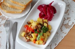 название картинки Тушеная картошка с грибами и морковью