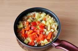 название картинки Тушеная картошка с грибами и морковью