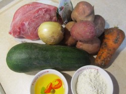 Тушеная картошка с кабачками в мультиварке - шаг 1