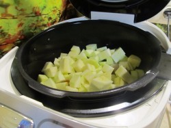 Тушеная картошка с кабачками в мультиварке - шаг 5