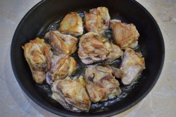 Тушеная картошка с курицей в сковороде