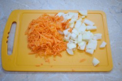 Тушеная картошка с курицей в сковороде