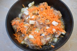 Тушеная картошка с курицей в сковороде