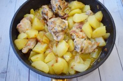Тушеная картошка с курицей в сковороде