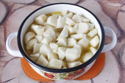 Тушеная картошка с куриным филе в кастрюле