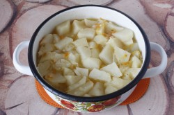 Тушеная картошка с куриным филе в кастрюле