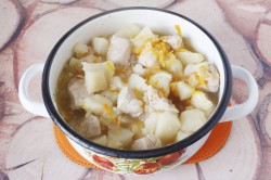 Тушеная картошка с куриным филе в кастрюле