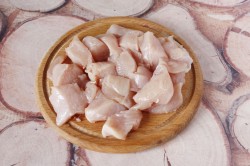 Тушеная картошка с куриным филе в кастрюле