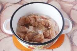 Тушеная картошка с куриным филе в кастрюле