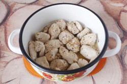 Тушеная картошка с куриным филе в кастрюле