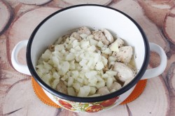 Тушеная картошка с куриным филе в кастрюле