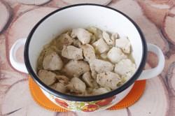 Тушеная картошка с куриным филе в кастрюле