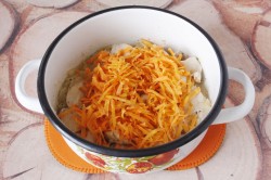 Тушеная картошка с куриным филе в кастрюле