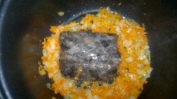 Тушеная картошка с легким и грибами в мультиварке