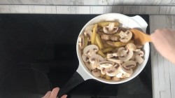 Тушеная картошка с мясом и грибами