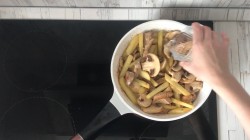 Тушеная картошка с мясом и грибами