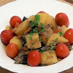 Картошка с морковью, репчатым луком и тушенкой в мультиварке