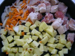 название картинки Тушеная картошка со свининой на сковороде