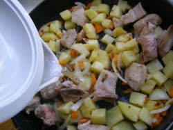 название картинки Тушеная картошка со свининой на сковороде