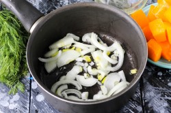 название картинки Тушеная тыква с луком и зеленью