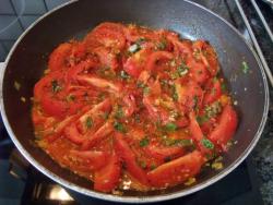 название картинки Тушеные помидоры с чесноком и луком