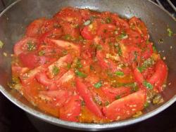 название картинки Тушеные помидоры с чесноком и луком