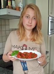 название картинки Тушеные помидоры с чесноком и луком