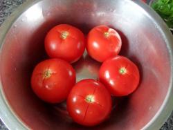 название картинки Тушеные помидоры с чесноком и луком