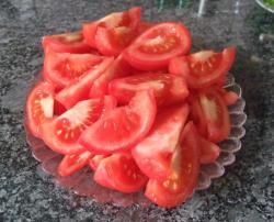 название картинки Тушеные помидоры с чесноком и луком