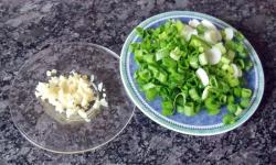 название картинки Тушеные помидоры с чесноком и луком