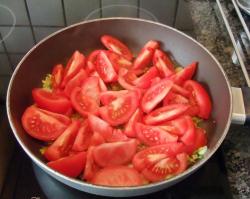 название картинки Тушеные помидоры с чесноком и луком