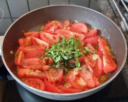 название картинки Тушеные помидоры с чесноком и луком