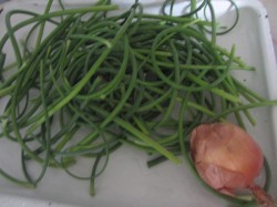 название картинки Тушеные чесночные стрелки