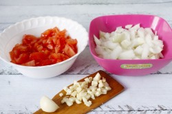 название картинки Тушеные баклажаны с помидорами и чесноком