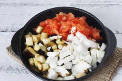 название картинки Тушеные баклажаны с помидорами и чесноком