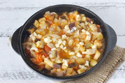 название картинки Тушеные баклажаны с помидорами и чесноком