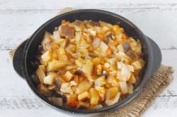 название картинки Тушеные баклажаны с помидорами и чесноком