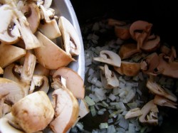 название картинки Тушеные грибы в мультиварке