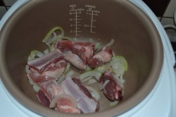 Тушеные свиные ребрышки в мультиварке