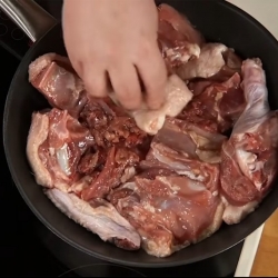 Тушеный гусь кусочками - шаг 3 Тушеный гусь кусочками - шаг 3