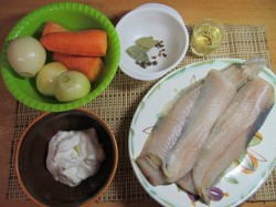 Тушеный минтай с луком и морковью