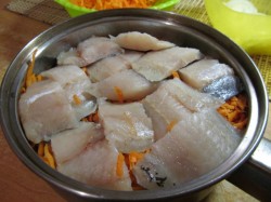 Тушеный минтай с луком и морковью