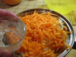 Тушеный минтай с луком и морковью