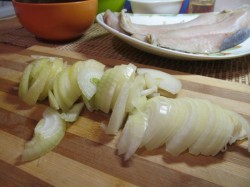 Тушеный минтай с луком и морковью