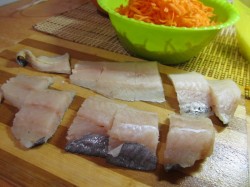 Тушеный минтай с луком и морковью