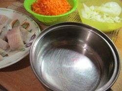 Тушеный минтай с луком и морковью